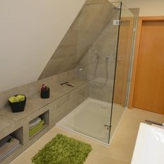 Ein modernes Badezimmer mit einer begehbaren Dusche, eleganten Fliesen und einem stilvollen Waschbecken.