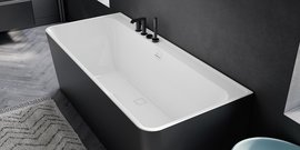 Ein Badezimmer mit einer Halbfreistehenden Badewanne