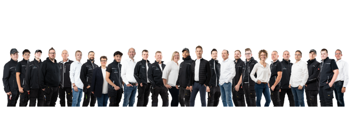 Die Abbildung zeigt ein Team von Männern und Frauen, die in verschiedenen Outfits posieren, mit freundlichen Gesichtsausdrücken.